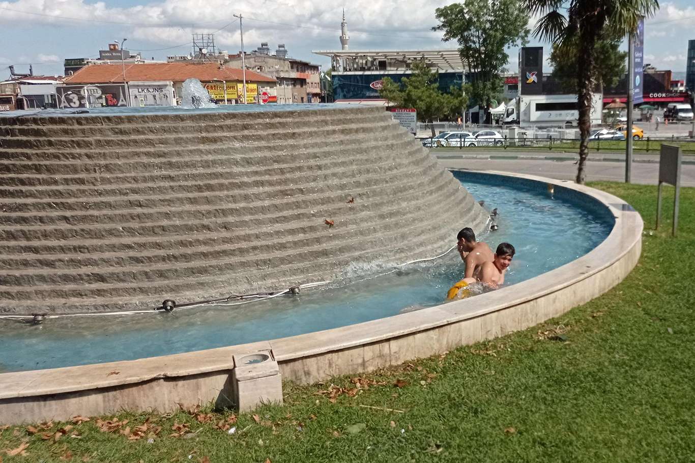 Süs havuzunda tehlikeli eğlence Süs havuzunda tehlikeli eğlence